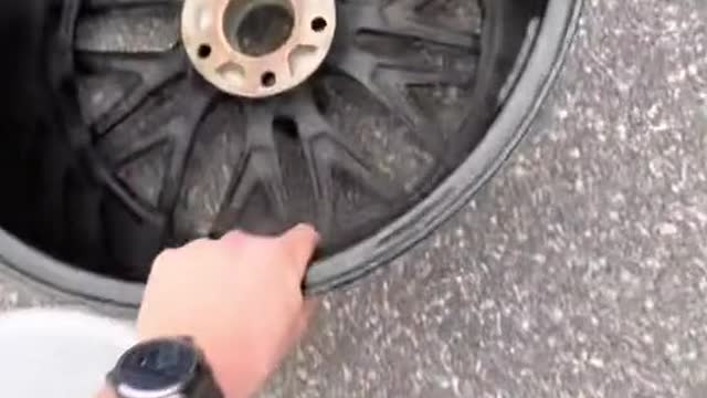 What should I do if there is no special machine for wheel hub grinding? Repair