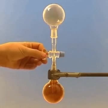 Demonstration of gas countering gravity by going toward vacuum