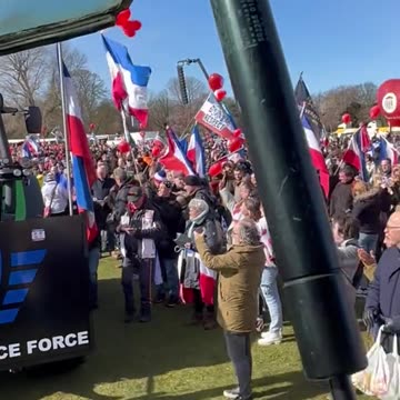 Huge support from the people as Dutch farmers arrive en masse at the Hague today.