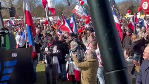 Huge support from the people as Dutch farmers arrive en masse at the Hague today.