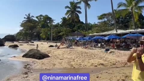 Bolsonaro chega de surpresa para almoçar em um restaurante na praia