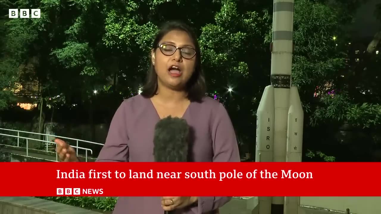 India Moon landing: Chandrayaan-3 spacecraft lands near south pole - BBC News