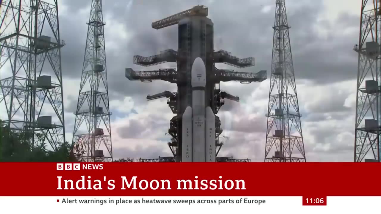 India moon mission rocket blasts into space - BBC News