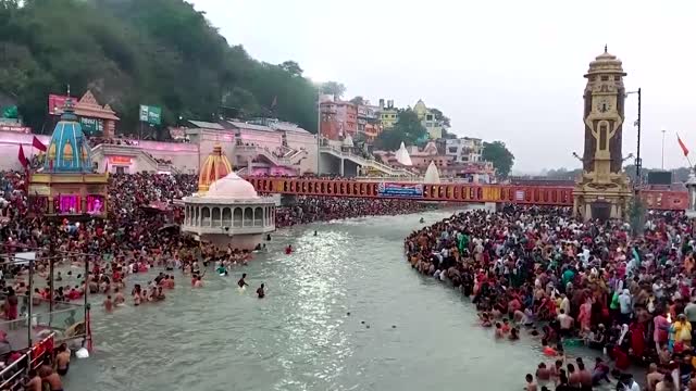 Indian devotees mark No Moon Monday with river dip