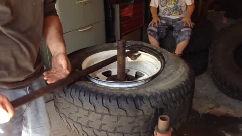 The Dans FJ40 #71 - Tire changing time.