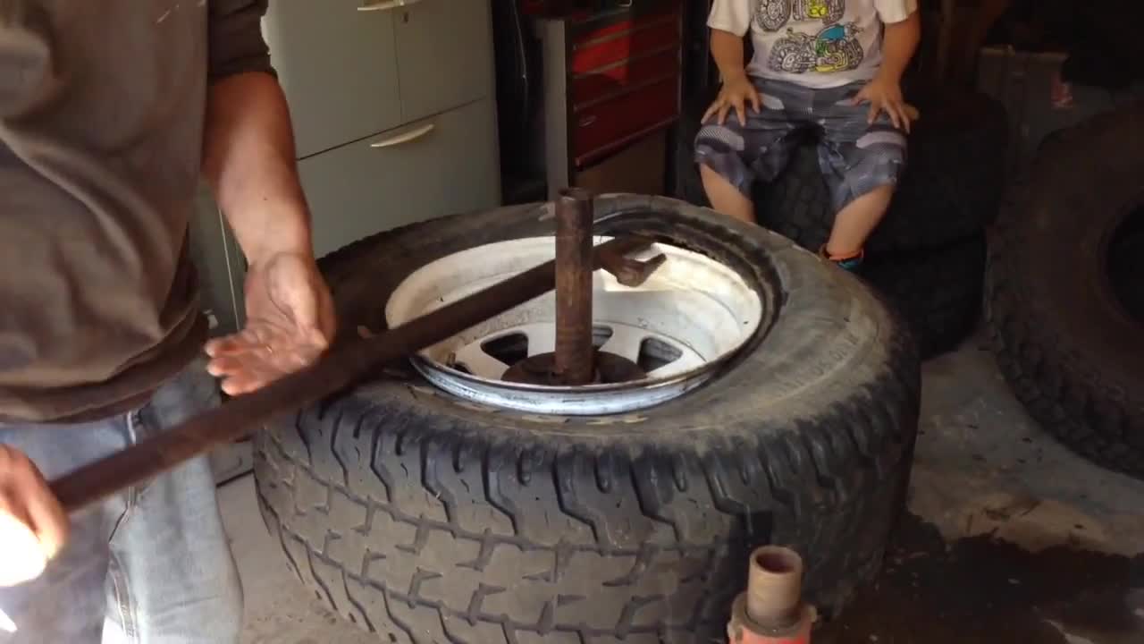 The Dans FJ40 #71 - Tire changing time.