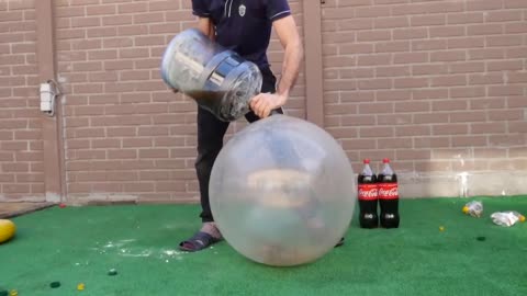 Experiment Giant Coca Cola Balloon VS Mentos10