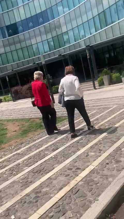 Deputetët e PS-së dolën sa iknin protestuesit, studenti i pret te dera: Turp t’ju vijë