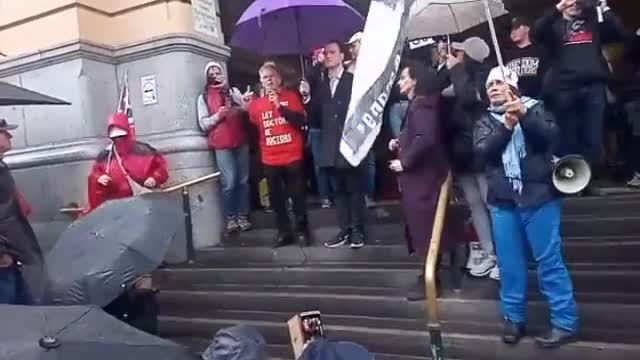 Professor Ian Brighthope speaks at a freedom rally in Melbourne 17th September 2022