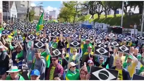 Golpistas: bolsonaristas pintam bandeira do Brasil de preto em Caxias do Sul (RS)