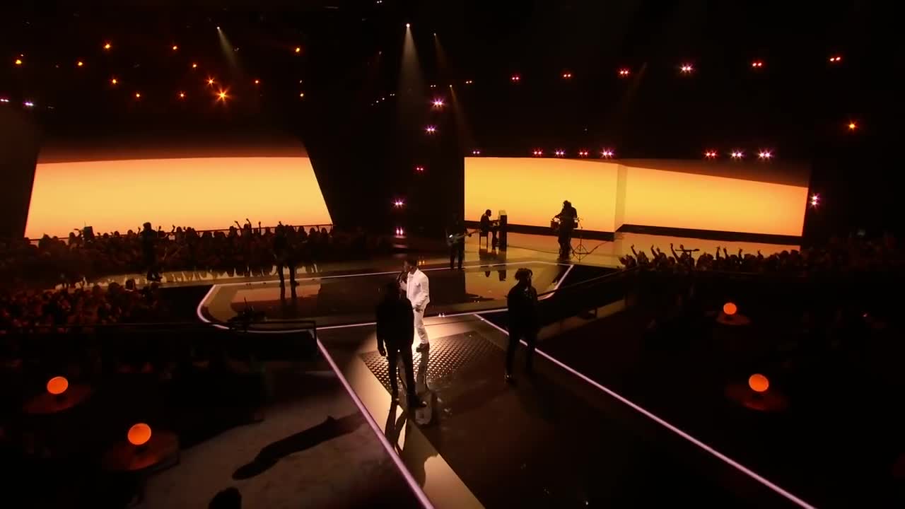 GIVĒON - Heartbreak Anniversary (Live At American Music Awards)