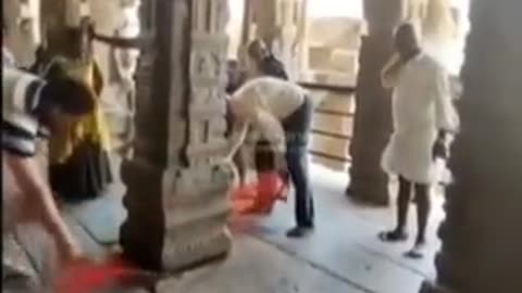 Hanging pillars temple