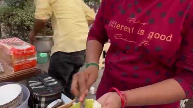 Sweet Aunty Ka Cheese Ulta Vada Pav With Full Hygiene 🥰 | #shorts #streetfood #creatingforindia