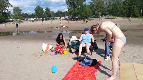 Thailand kids freak over Canadian cold ocean water for the first time