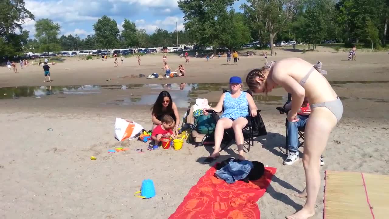 Thailand kids freak over Canadian cold ocean water for the first time