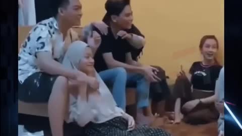 Di mabuk cinta yang satu di mabuk malu