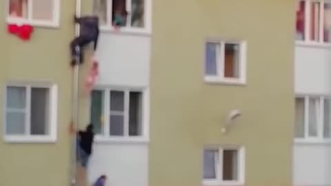 Strangers Risk All to Save Kids from Fire!
