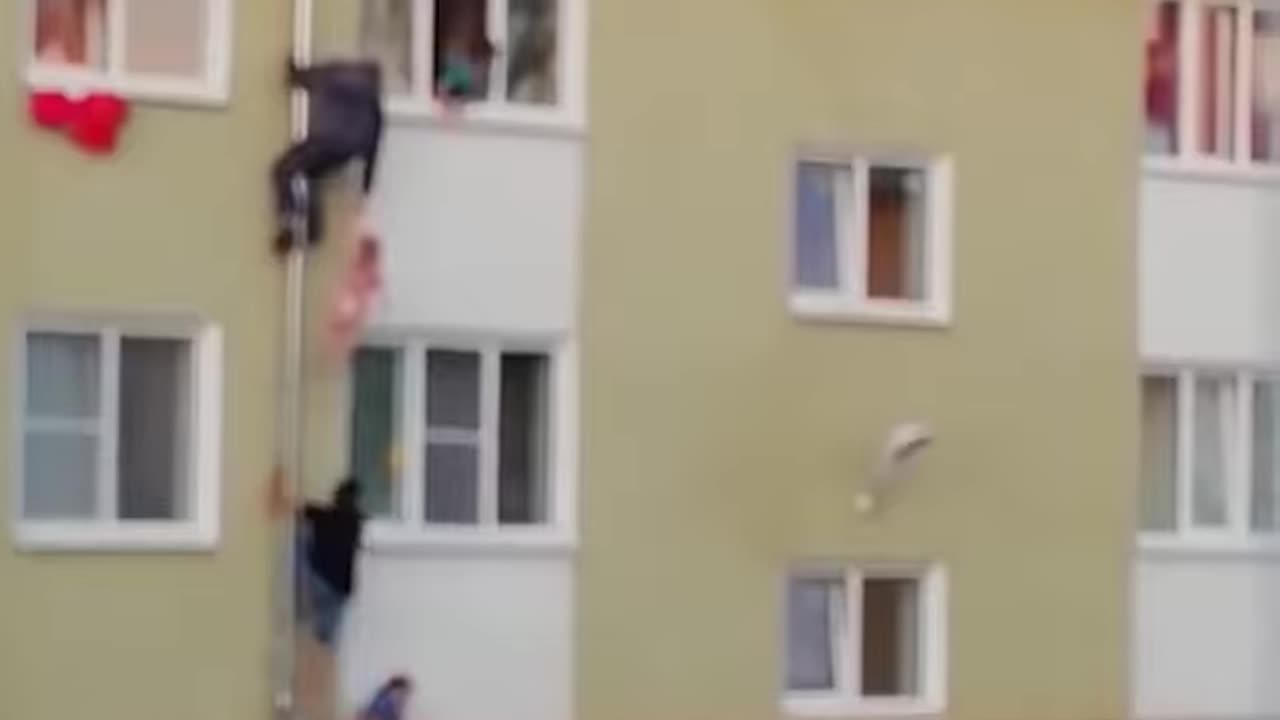 Strangers Risk All to Save Kids from Fire!