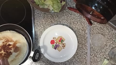 Quesadillas mexicanas y ensalada española