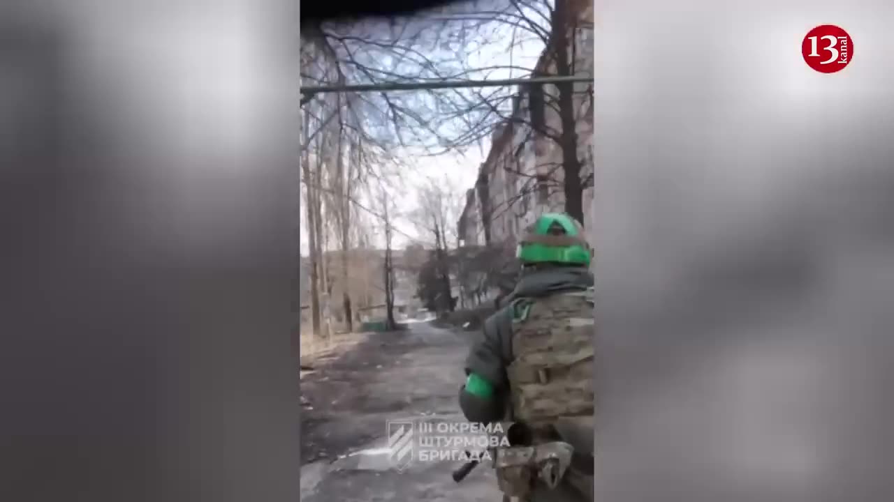 "Russian sniper is trying to shoot us"- Ukrainian soldiers seen walking in the streets of Bakhmut