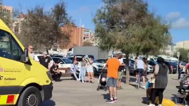 "ESPAÑA" OTRA PERSONA CAE EN PLENA CALLE Y TODAVÍA NO SABEN POR QUÉ