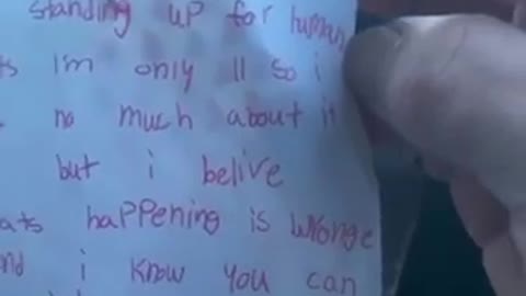 נהג משאית מקנדה פורץ בבכי כשקורא מכתב מילדה שאומרת לו תודה