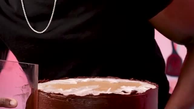 How to cover a cake with chocolate ganache. Easy way to do it!