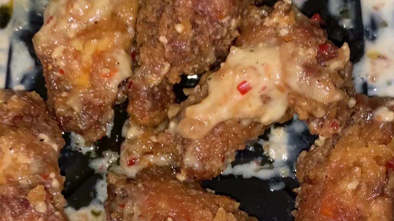 Eating The New Popeyes Roasted Garlic Parmesan Wings!