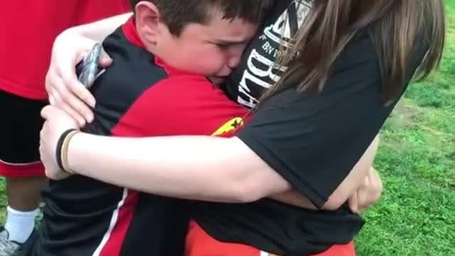 Army sister surprises little brother at ballgame