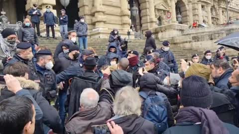 Hundreds of lawyers against health apartheid hit the headquarters of the palace of justice in Rome