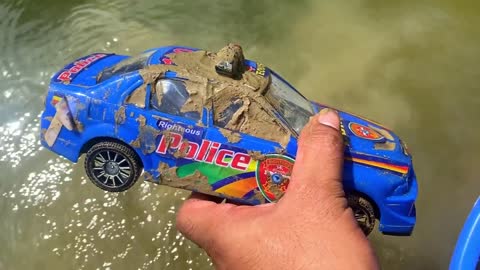 Drive the Muddy Toy Vehicle by hand and threw it into the water for cleaning