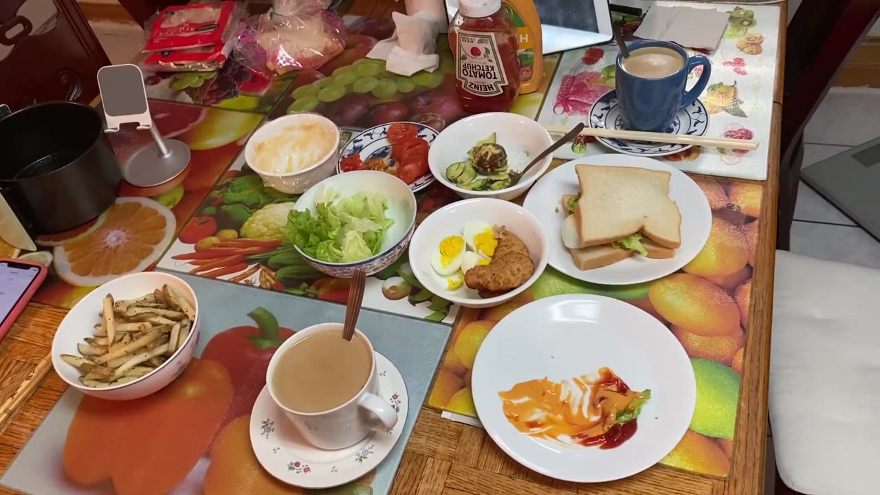 Luodong Shows You His Air Fryer And Eats Breakfast With Wife