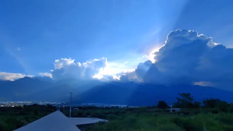 The sky is divided into two halves by light, how amazing the Tyndall effect can be