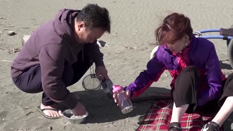 Japanese manicurist turns plastic to nail art