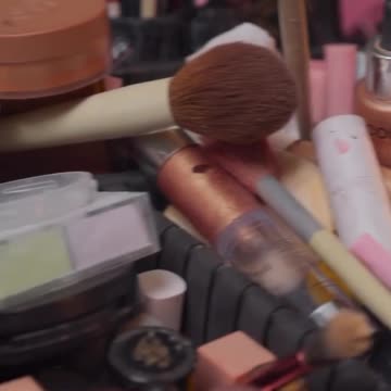 ¡En la portada! Andrea Valdiri deslumbra con fotos en revista internacional