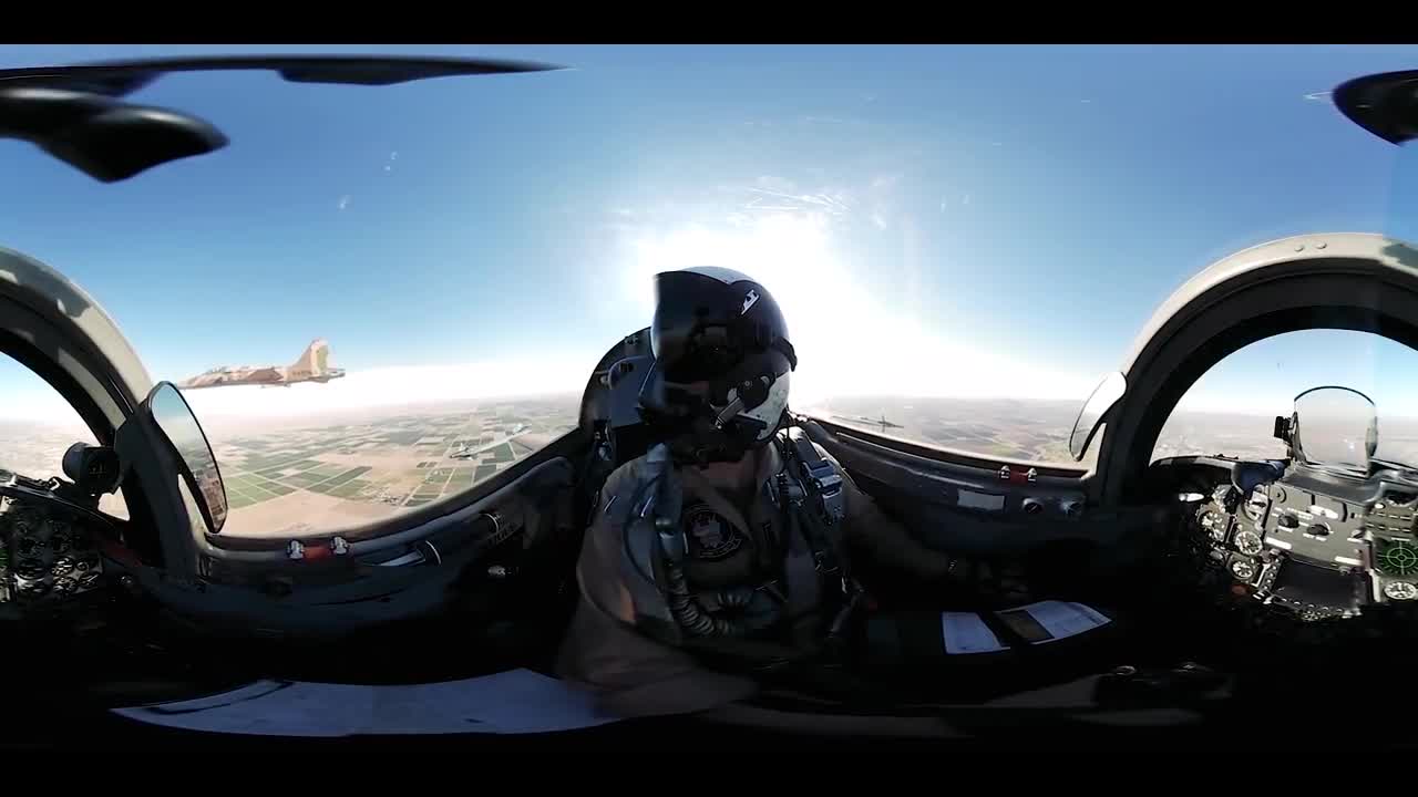 Amazing 360 ° cockpit view - F-5 fighter and AH-1Z Viper helicopter