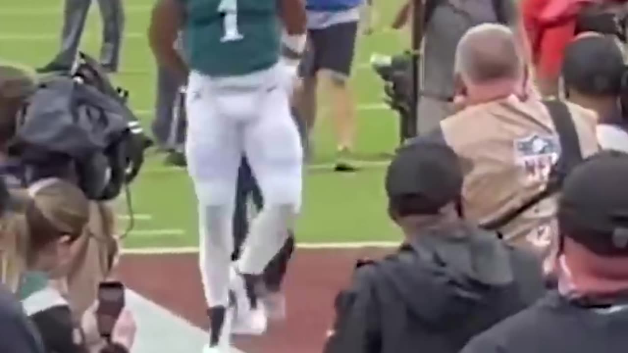 Fans throw a beer at Jalen Hurts 🙄🍻 | #shorts #JalenHurts #Eagles