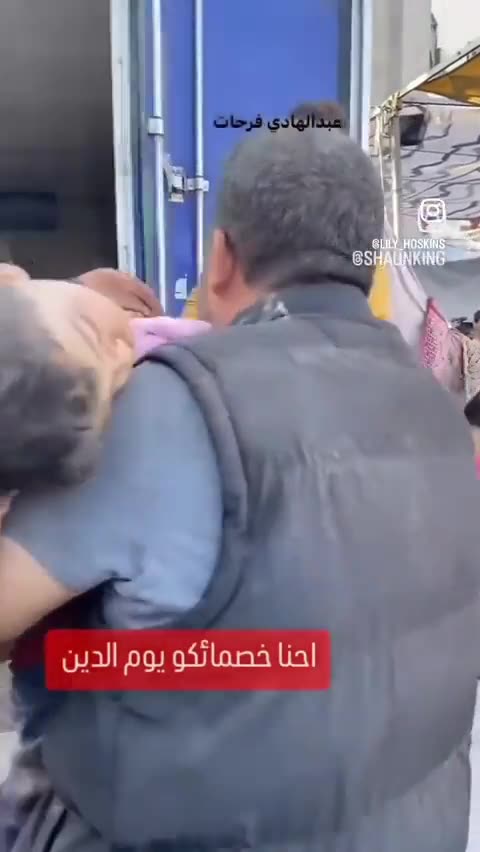 GAZA /Devastated father crying and weeping while en route to burying his child.