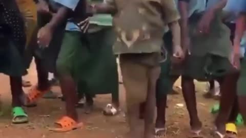 Lol! This Boy is An Expert In Dancing To This New Song ! See