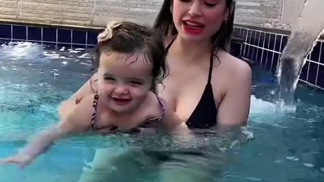 Primeira vez da nossa Melissa na piscina!