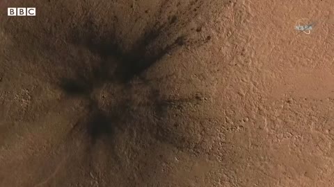 Pictures show 'biggest ever' meteor impact on Mars - BBC News
