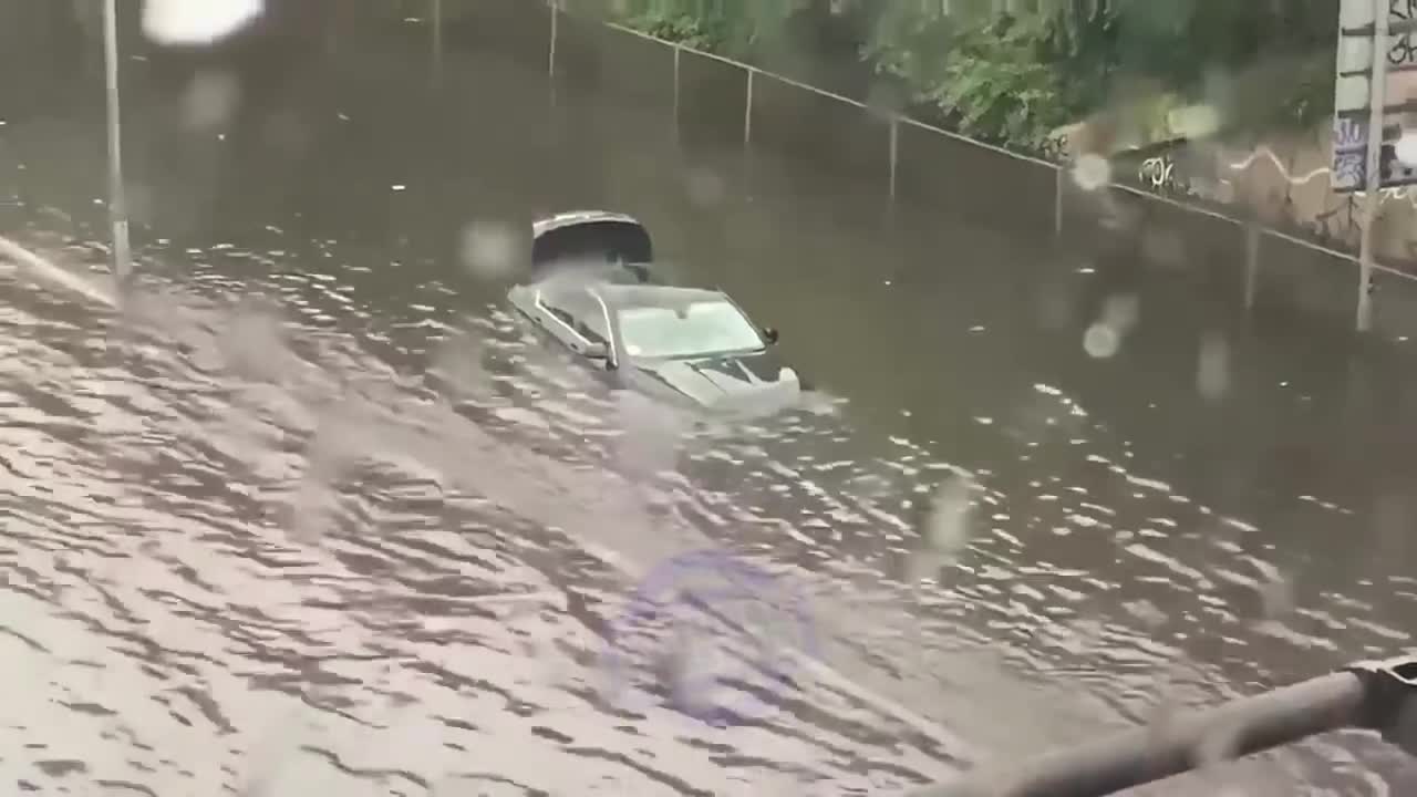 The fury of nature in the UK !! Heavy rains flooded London!