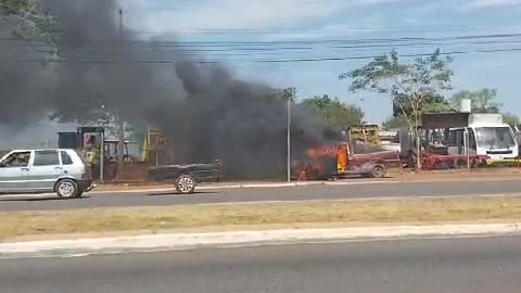 carro pega fogo em várzea grande