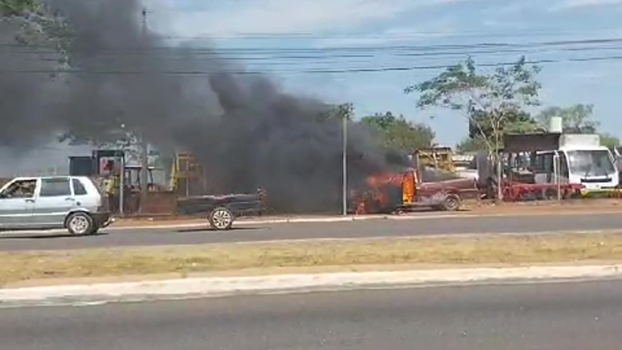 carro pega fogo em várzea grande