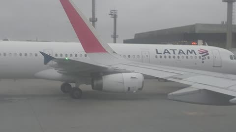 Airbus A321 PT-MXC taxiando para o terminal após pousar em Guarulhos