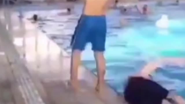 funny video.I will kick off the pool😂😂😂