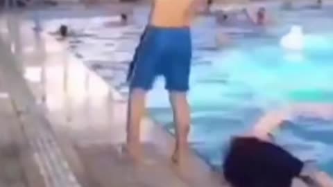 funny video.I will kick off the pool😂😂😂