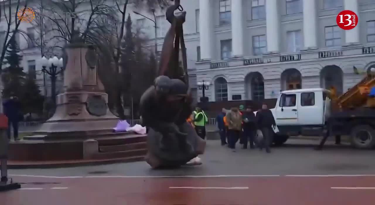 Russian scientist Lomonosov’s monument outside of the Ukrainian museum dismantled