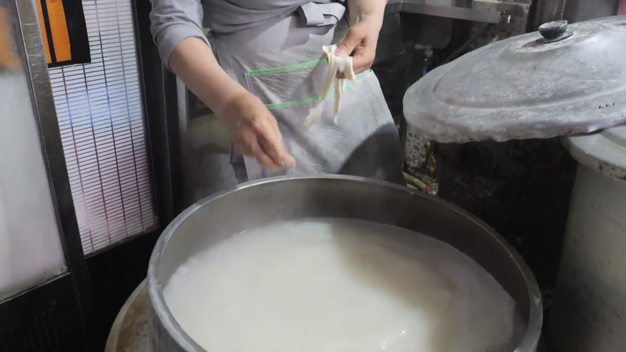 Kalguksu (Korean noodle) Korean street food