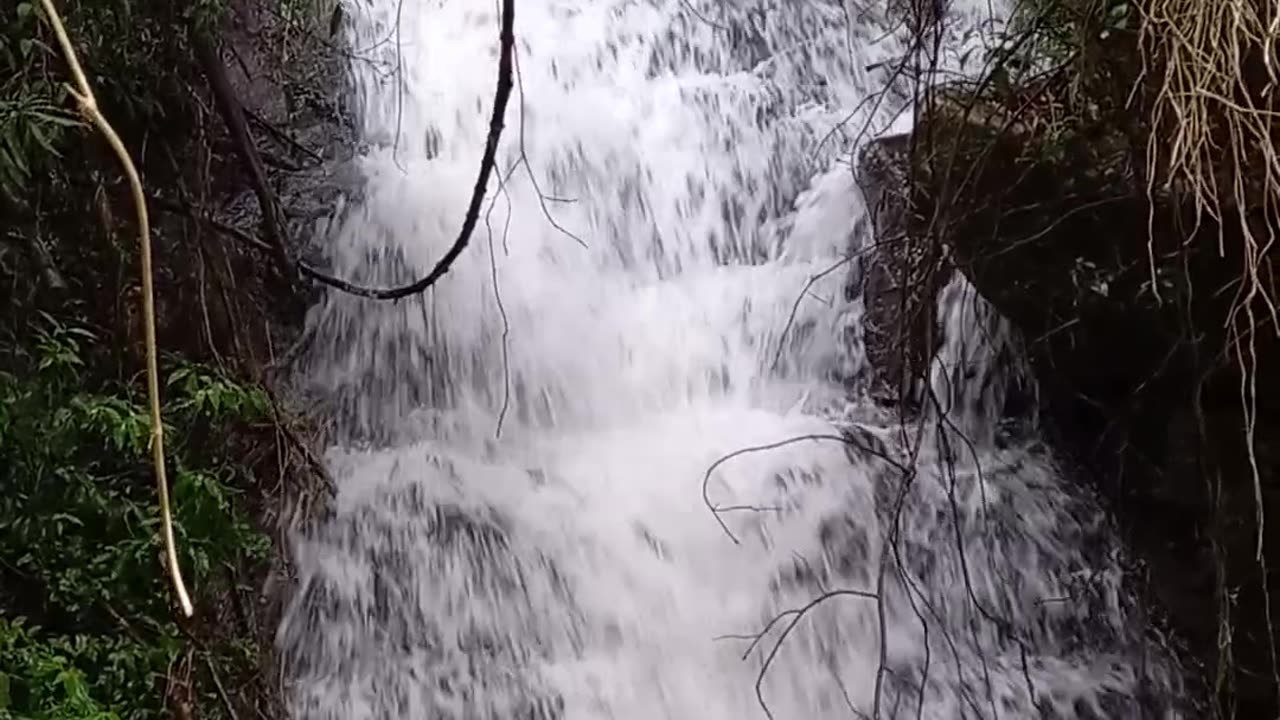 Cascatinha na beira da estrada